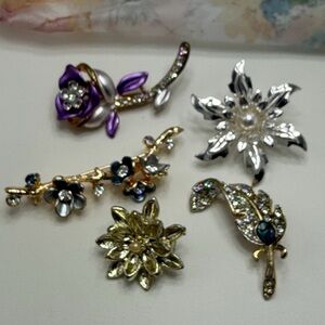 Vintage Collection of Pretty  Floral Brooches